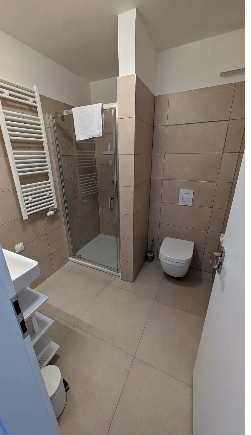 Kúpeľňa so sprchovacím kútom a toaletou
