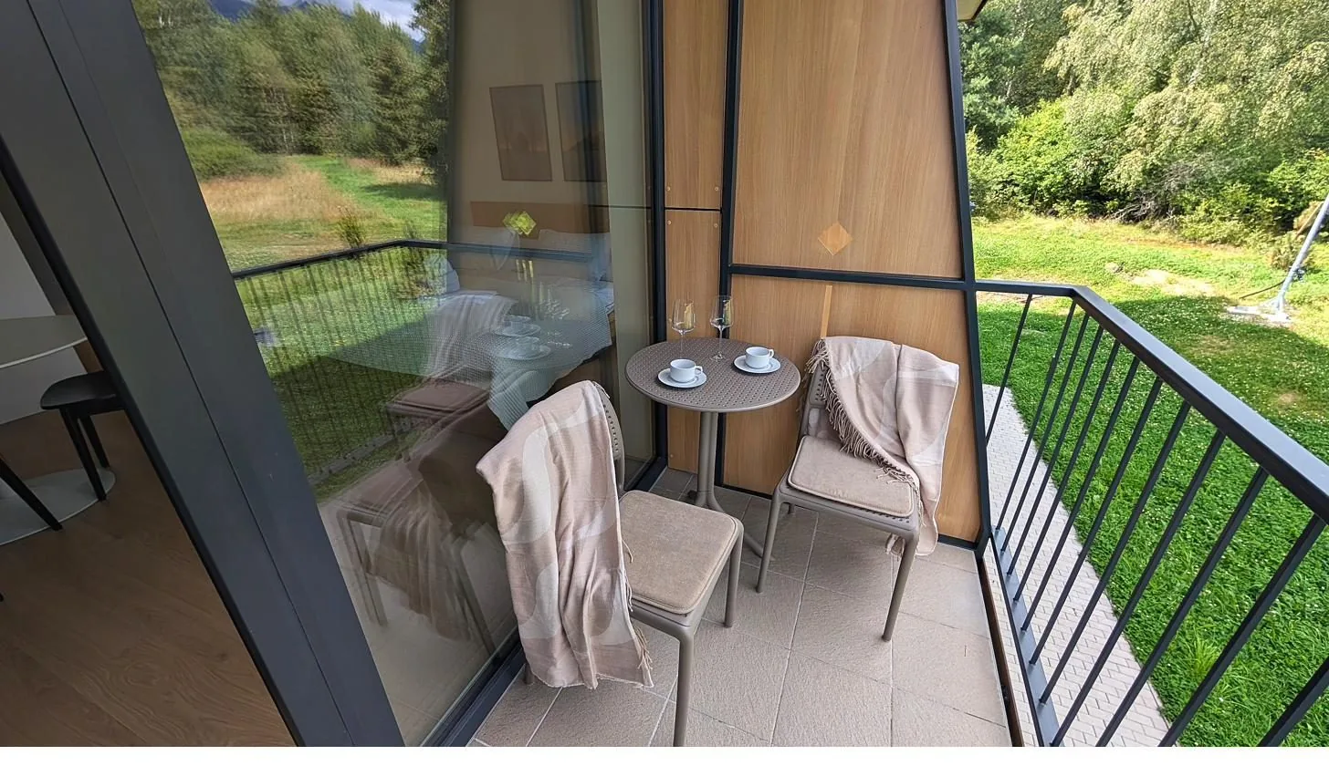 Balkón s bistro sedením a výhľadom do lesa