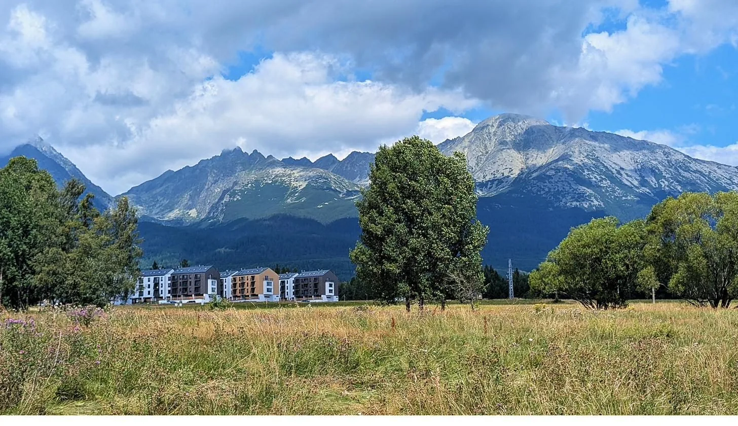 Rezort a panoráma Vysokých Tatier v pozadí